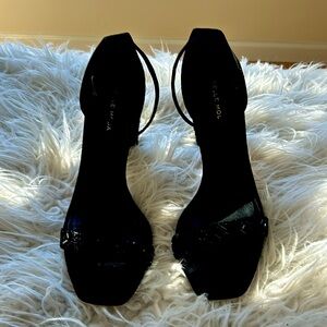 Stunning elegant evening shoes. Gorgeous beaded detail. Formal or dress up jeans